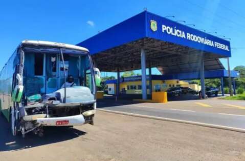 PRF apreende &ocirc;nibus sucata, sem para-brisa e dirigido por motorista com capacete