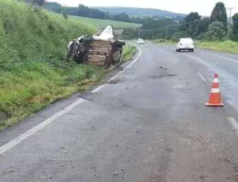 Jovem sai de carro capotado para pedir ajuda e morre atropelada em rodovia