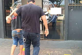 Jovem esfaqueia mototaxista ao tentar roubar moto e acaba preso Jovem esfaqueia mototaxista ao tentar roubar moto e acaba preso