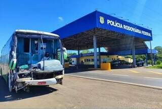 PRF apreende &ocirc;nibus sucata, sem para-brisa e dirigido por motorista com capacete