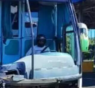 PRF apreende &ocirc;nibus sucata, sem para-brisa e dirigido por motorista com capacete