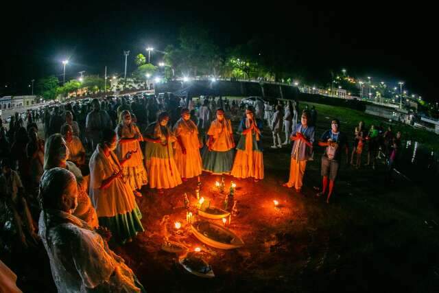 Corumb&aacute; celebra fim de ano com louvores a Iemanj&aacute; na beira do Rio Paraguai
