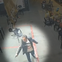 Homem &eacute; morto a tiros ap&oacute;s acusa&ccedil;&atilde;o de olhar para esposa de suspeito em bar