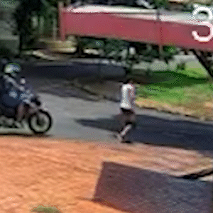 Motoentregador &eacute; preso ap&oacute;s apalpar mulher ao voltar da academia