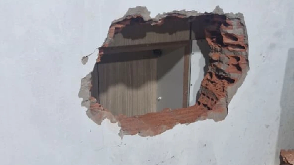 Loja de celulares é invadida por buraco em parede na fronteira