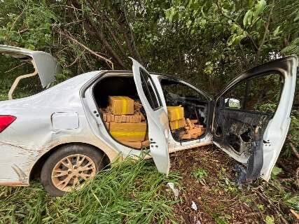Dupla que tentou jogar ve&iacute;culo em c&oacute;rrego pegou droga em Ponta Por&atilde;