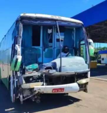 PRF apreende &ocirc;nibus sucata, sem para-brisa e dirigido por motorista com capacete