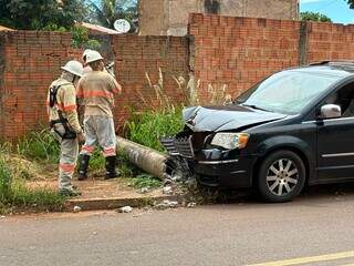 Carro bate em poste e deixa moradores sem energia no Bairro Pioneiros