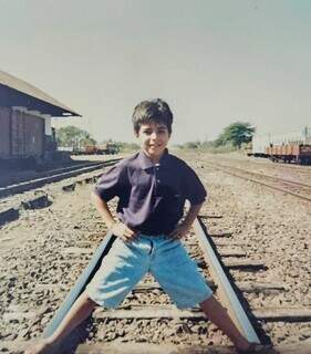 Louco por trens, Bruno resolveu tatuar o vag&atilde;o da sua inf&acirc;ncia 