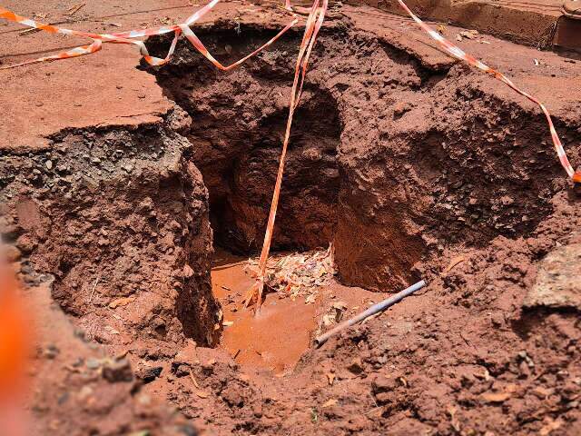 Cratera ocupa metade da pista e obriga motoristas a desviar no Universit&aacute;rio