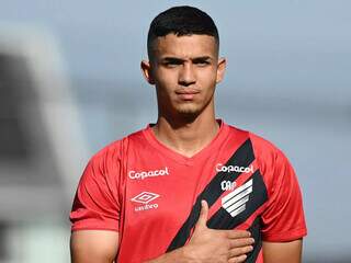 Cria da base, zagueiro de MS vira pe&ccedil;a-chave do Furac&atilde;o na volta &agrave; S&eacute;rie A