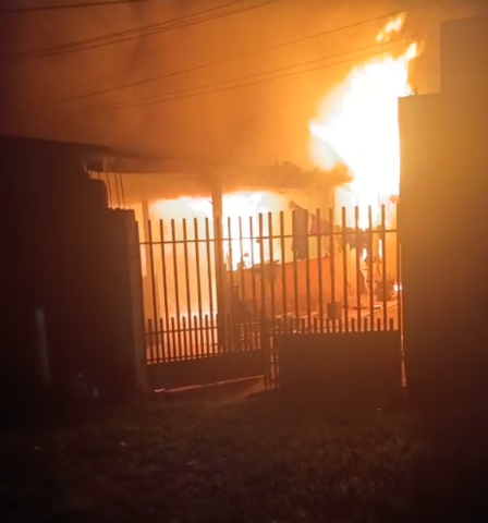 Homem n&atilde;o aceita pedido de separa&ccedil;&atilde;o e incendeia casa com filhas dentro