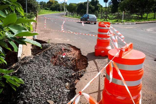 Problema de drenagem causa eros&atilde;o na Avenida Nelly Martins