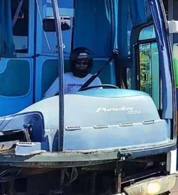 "Guincho &eacute; caro", diz motorista que rodou com capacete em &ocirc;nibus destru&iacute;do 