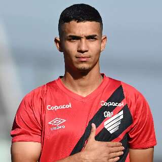 Cria da base, zagueiro de MS vira pe&ccedil;a-chave do Furac&atilde;o na volta &agrave; S&eacute;rie A