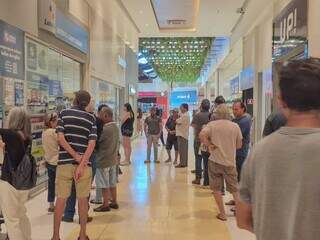 No &uacute;ltimo dia de apostas, lot&eacute;rica amanhece com fila que dobra a esquina