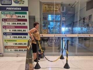 No &uacute;ltimo dia de apostas, lot&eacute;rica amanhece com fila que dobra a esquina