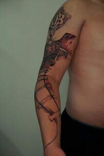 Louco por trens, Bruno resolveu tatuar o vag&atilde;o da sua inf&acirc;ncia 