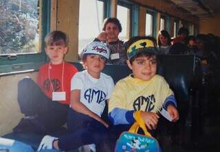 Louco por trens, Bruno resolveu tatuar o vag&atilde;o da sua inf&acirc;ncia 