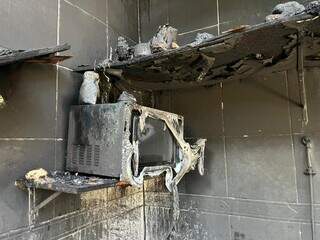 &ldquo;Acabou com tudo&rdquo;, diz mulher que teve casa incendiada ao pedir separa&ccedil;&atilde;o