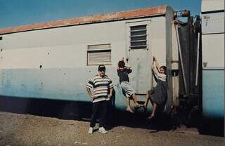 Louco por trens, Bruno resolveu tatuar o vag&atilde;o da sua inf&acirc;ncia 