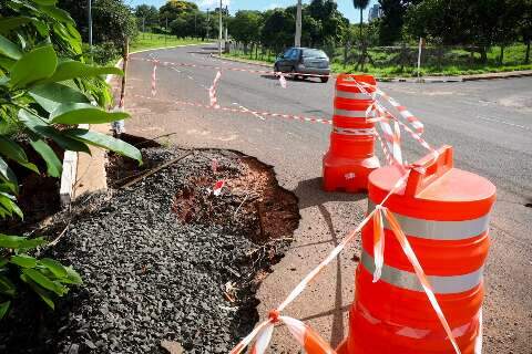 Problema de drenagem causa eros&atilde;o na Avenida Nelly Martins