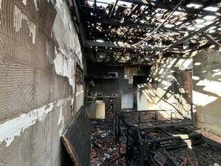 &ldquo;Acabou com tudo&rdquo;, diz mulher que teve casa incendiada ao pedir separa&ccedil;&atilde;o