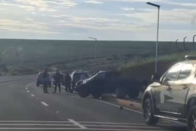 Motorista morre ap&oacute;s capotar caminhonete em rodovia na fronteira