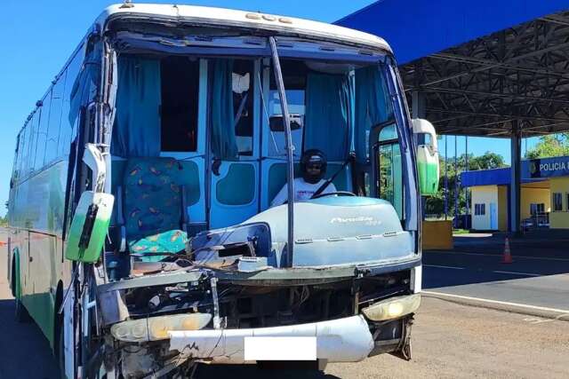 PRF apreende &ocirc;nibus sucata, sem para-brisa e dirigido por motorista com capacete