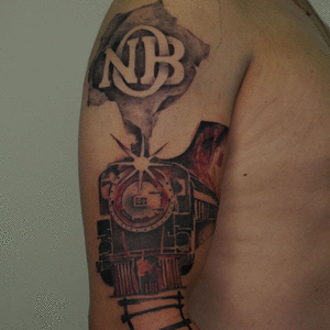 Louco por trens, Bruno resolveu tatuar o vag&atilde;o da sua inf&acirc;ncia 