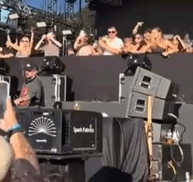 Mulher joga &aacute;gua em DJ Vintage Culture e ele abandona palco