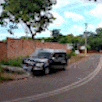 Carro bate em poste e deixa moradores sem energia no Bairro Pioneiros