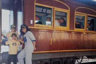 Louco por trens, Bruno resolveu tatuar o vag&atilde;o da sua inf&acirc;ncia 