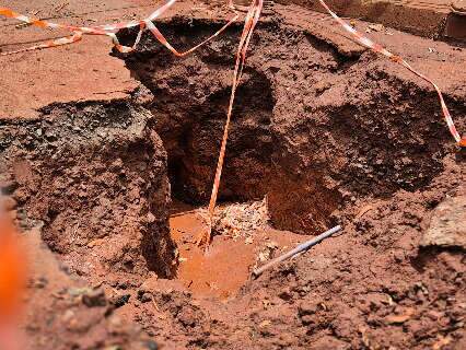 Cratera ocupa metade da pista e obriga motoristas a desviar no Universit&aacute;rio