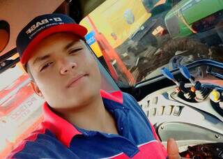 Com ajuda de guincho, tetraplegia não impede Gabriel de dirigir trator Com ajuda de guincho, tetraplegia não impede Gabriel de dirigir trator