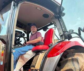 Com ajuda de guincho, tetraplegia não impede Gabriel de dirigir trator Com ajuda de guincho, tetraplegia não impede Gabriel de dirigir trator