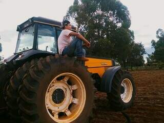 Com ajuda de guincho, tetraplegia não impede Gabriel de dirigir trator Com ajuda de guincho, tetraplegia não impede Gabriel de dirigir trator