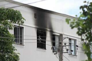 Incêndio em apartamento destrói sala e mata gato carbonizado no Pioneiros Incêndio em apartamento destrói sala e mata gato carbonizado no Pioneiros