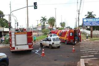 Colis&atilde;o entre Uno e Ecosport provoca capotagem na Manoel da Costa Lima