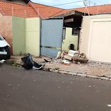 Motorista cochila, perde controle e carro derruba muro de casa no Santo Ant&ocirc;nio