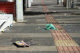 Pra&ccedil;a Ary Coelho amanhece limpa ap&oacute;s Ano-Novo, mas 14 de Julho "deixa a desejar"