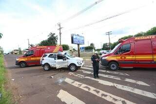 Colis&atilde;o entre Uno e Ecosport provoca capotagem na Manoel da Costa Lima