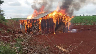 Comunidade denuncia invas&atilde;o armada e inc&ecirc;ndio de casas na fronteira