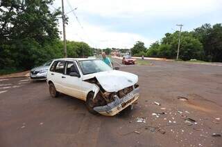 Colis&atilde;o entre Uno e Ecosport provoca capotagem na Manoel da Costa Lima