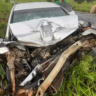 Crian&ccedil;a fica gravemente ferida ap&oacute;s carro bater em caminh&atilde;o bitrem na rodovia 