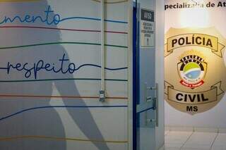 Sem algemas, rapaz preso por amea&ccedil;ar a esposa foge da delegacia da mulher