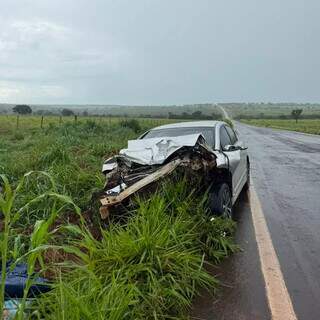 Crian&ccedil;a fica gravemente ferida ap&oacute;s carro bater em caminh&atilde;o bitrem na rodovia 
