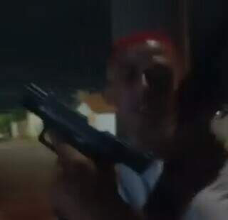 Rodeados por crian&ccedil;as, jovens disparam 17 tiros durante festa no Morada Verde