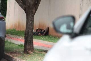 Morador de rua vive em cal&ccedil;ada ao lado de posto de sa&uacute;de para seguir tratamento