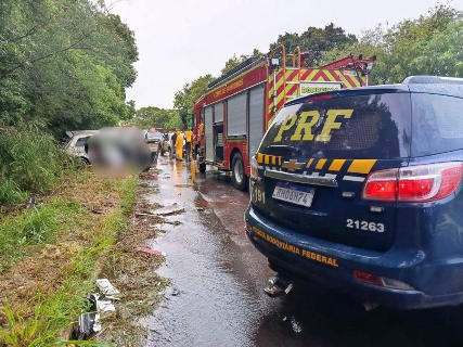 Colis&atilde;o entre Fiesta e carreta bitrem mata motorista de MS na BR-376